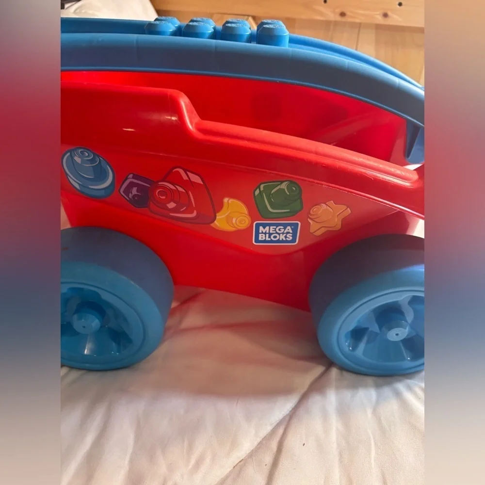 Mega Bloks Red and Blue Building Blocks Wagon